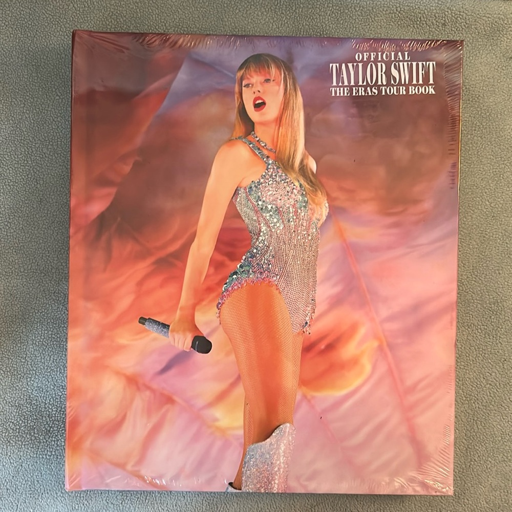 💕 New Sealed Taylor Swift Eras Tour Book 💕